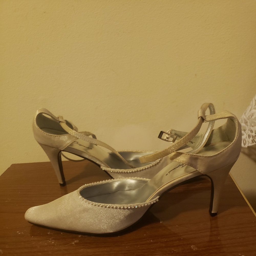 Pumps - Picture 2 of 3
